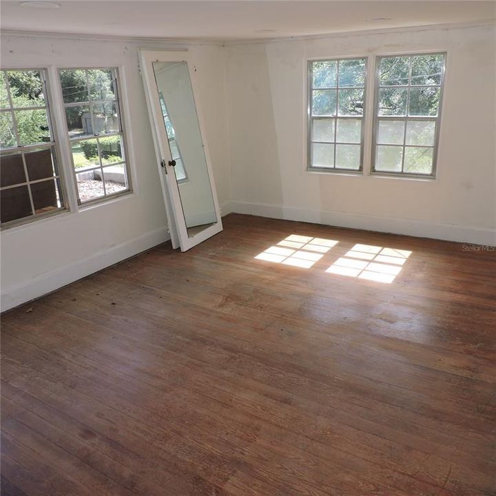 Activo con contrato: $420,000 (4 camas, 2 baños, 2793 Pies cuadrados)