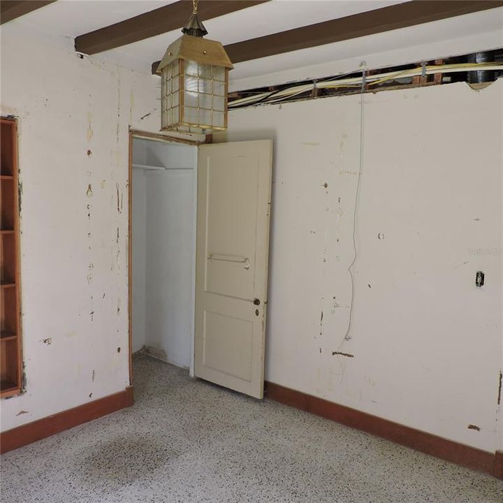 Activo con contrato: $420,000 (4 camas, 2 baños, 2793 Pies cuadrados)