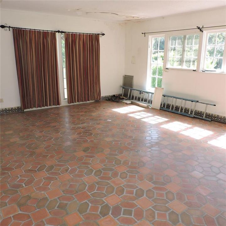 Activo con contrato: $420,000 (4 camas, 2 baños, 2793 Pies cuadrados)