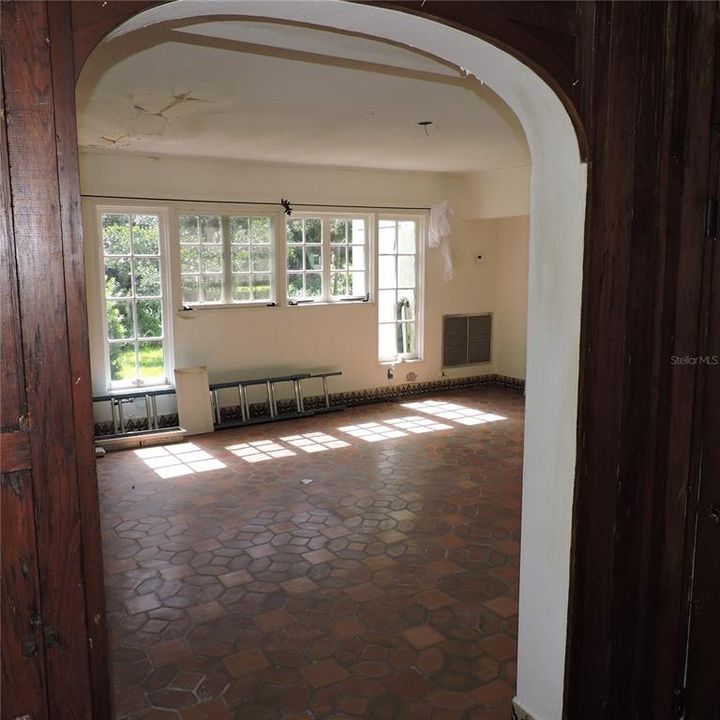 Activo con contrato: $420,000 (4 camas, 2 baños, 2793 Pies cuadrados)