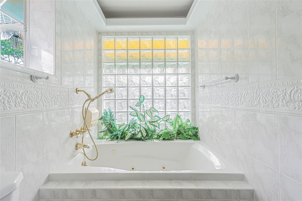 For Sale: $1,300,000 (3 beds, 2 baths, 2343 Square Feet)