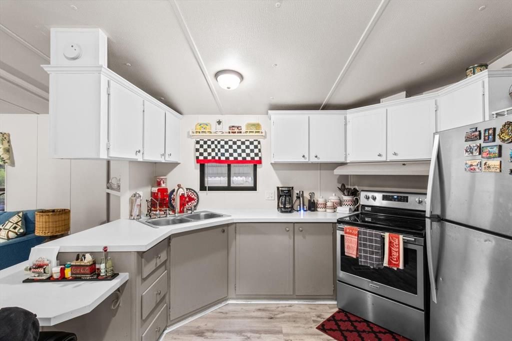 Active With Contract: $130,000 (2 beds, 2 baths, 924 Square Feet)