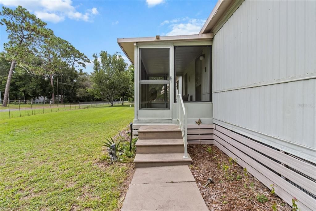 Active With Contract: $130,000 (2 beds, 2 baths, 924 Square Feet)