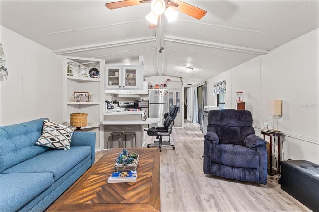 Active With Contract: $130,000 (2 beds, 2 baths, 924 Square Feet)