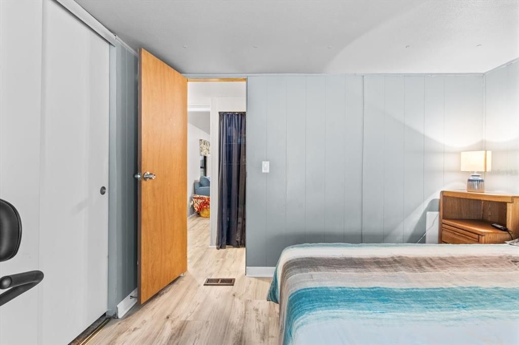 Active With Contract: $130,000 (2 beds, 2 baths, 924 Square Feet)