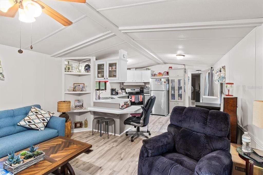 Active With Contract: $130,000 (2 beds, 2 baths, 924 Square Feet)