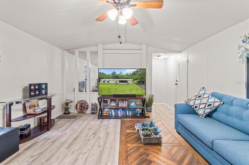 Active With Contract: $130,000 (2 beds, 2 baths, 924 Square Feet)