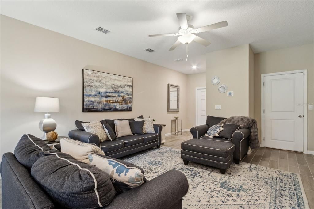 На продажу: $329,000 (3 спален, 2 ванн, 1660 Квадратных фут)