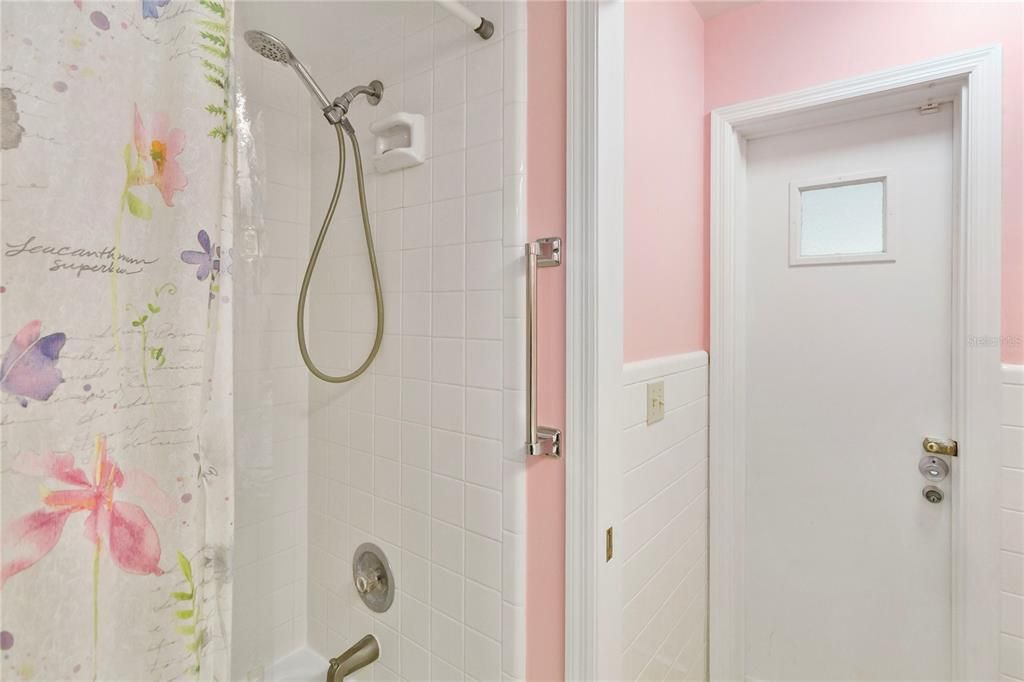 Под контрактом: $455,000 (3 спален, 2 ванн, 1932 Квадратных фут)