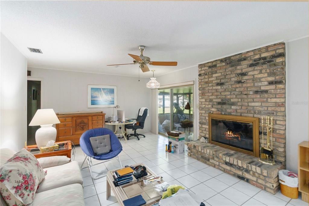 Под контрактом: $455,000 (3 спален, 2 ванн, 1932 Квадратных фут)