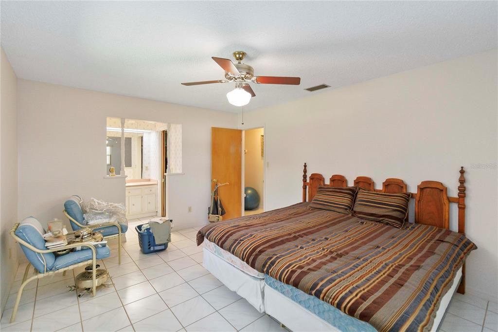 Под контрактом: $455,000 (3 спален, 2 ванн, 1932 Квадратных фут)