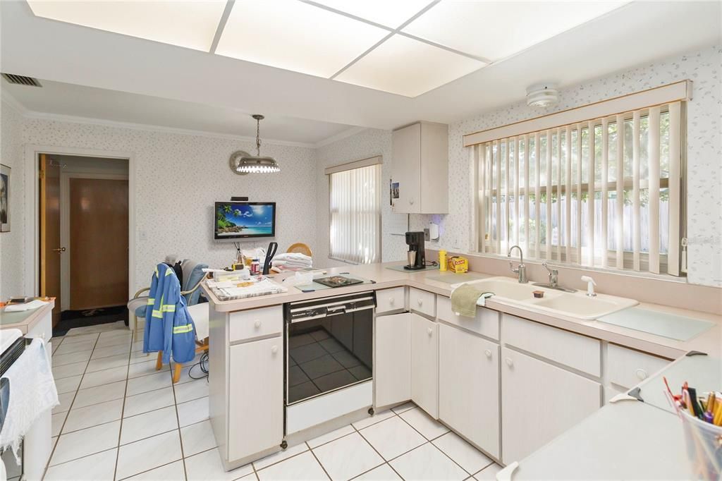 Под контрактом: $455,000 (3 спален, 2 ванн, 1932 Квадратных фут)