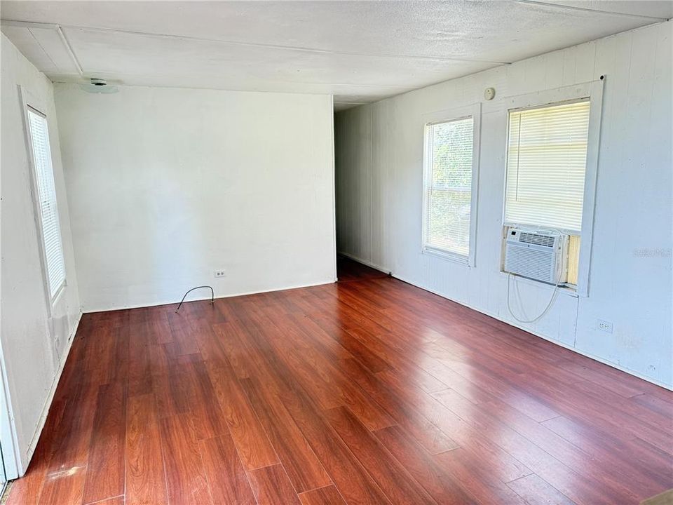 For Sale: $110,000 (2 beds, 1 baths, 672 Square Feet)