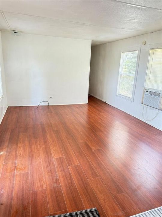 For Sale: $110,000 (2 beds, 1 baths, 672 Square Feet)