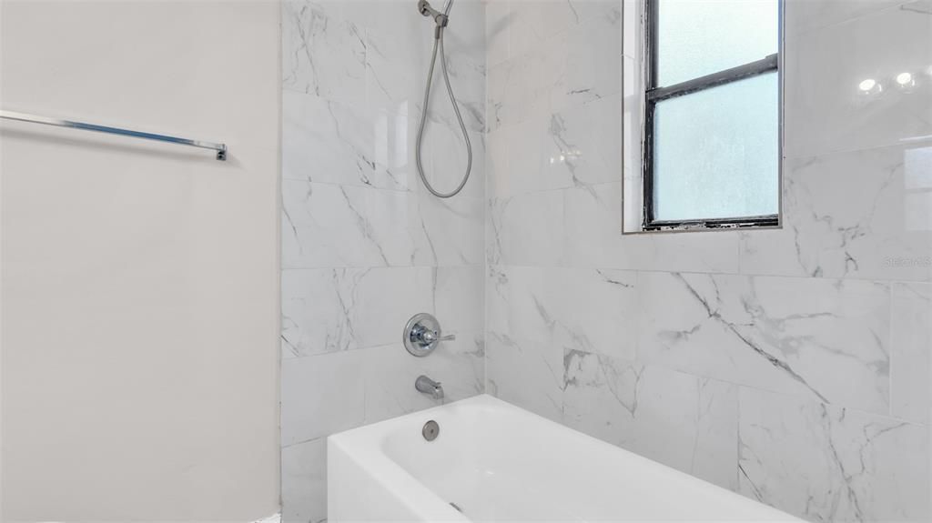 Под контрактом: $2,195 (3 спален, 2 ванн, 1050 Квадратных фут)