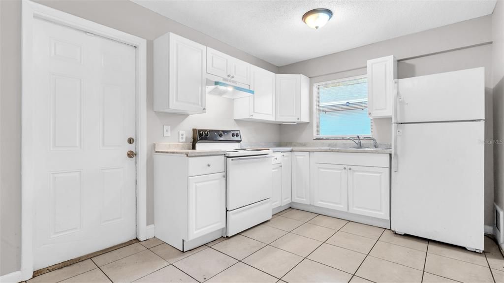 Под контрактом: $2,195 (3 спален, 2 ванн, 1050 Квадратных фут)