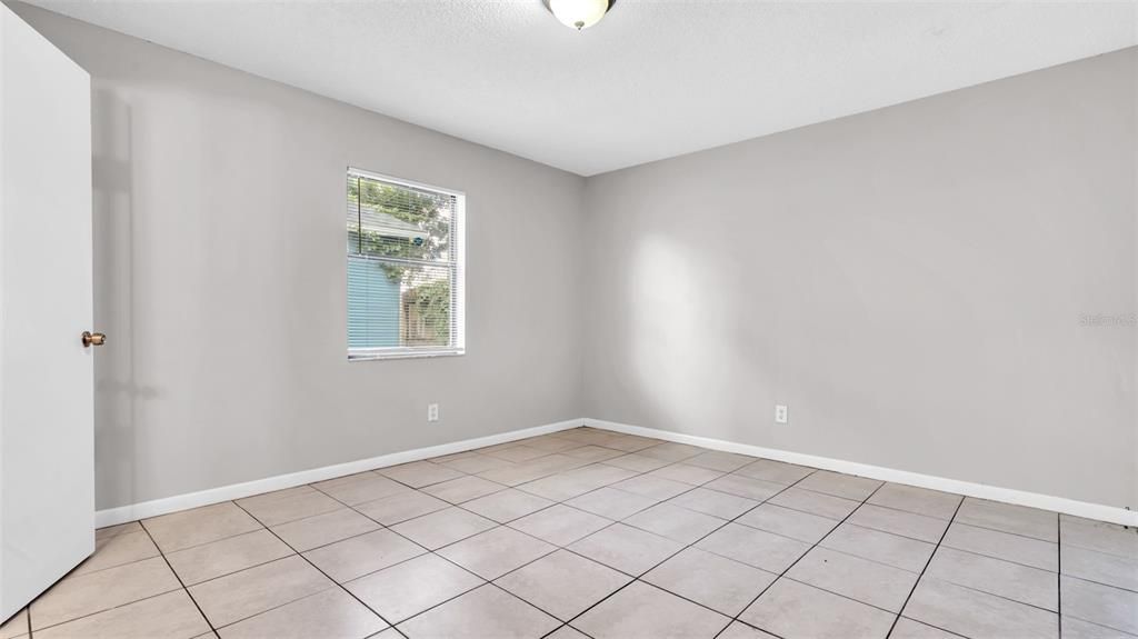 Под контрактом: $2,195 (3 спален, 2 ванн, 1050 Квадратных фут)