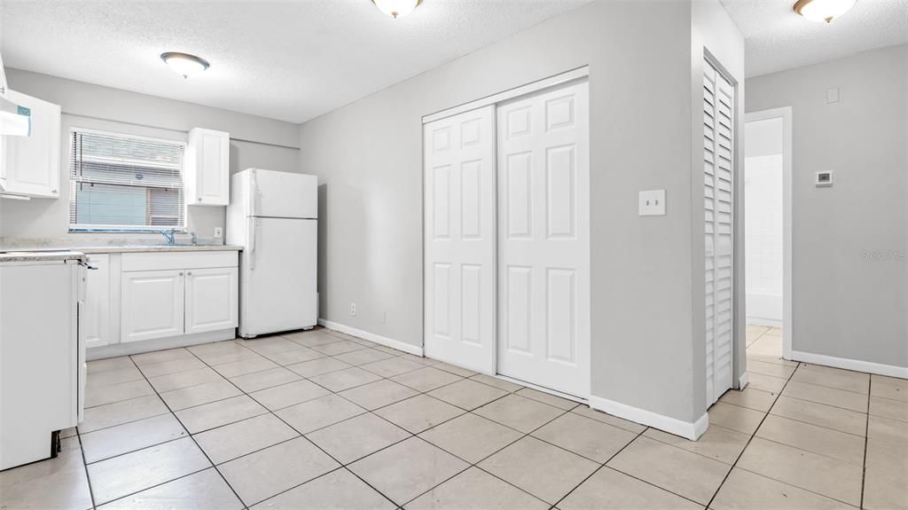 Под контрактом: $2,195 (3 спален, 2 ванн, 1050 Квадратных фут)