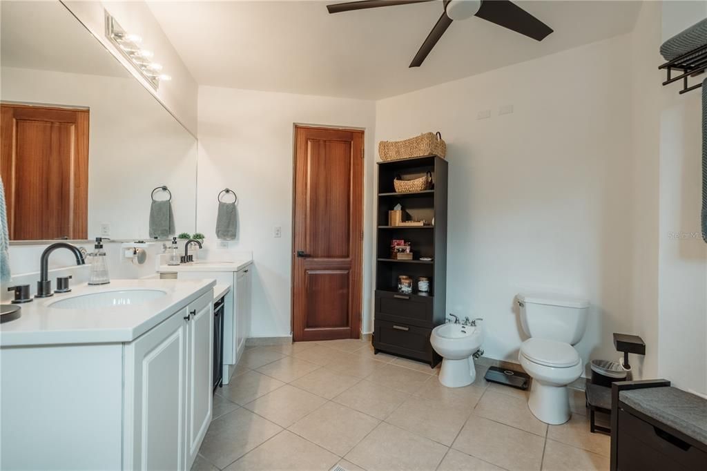 合同活跃: $445,000 (3 贝兹, 2 浴室, 2194 平方英尺)