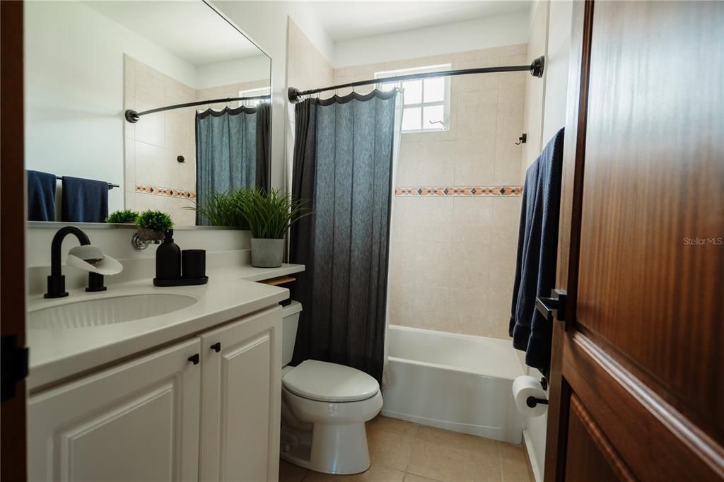 合同活跃: $445,000 (3 贝兹, 2 浴室, 2194 平方英尺)