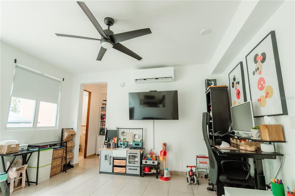 合同活跃: $445,000 (3 贝兹, 2 浴室, 2194 平方英尺)