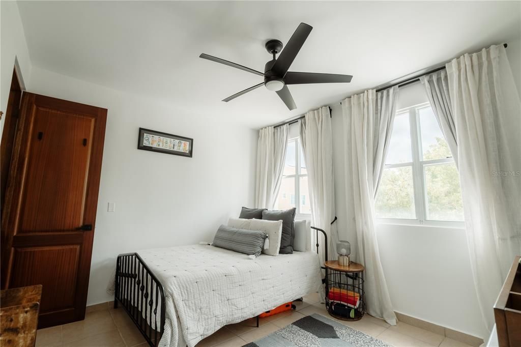 合同活跃: $445,000 (3 贝兹, 2 浴室, 2194 平方英尺)