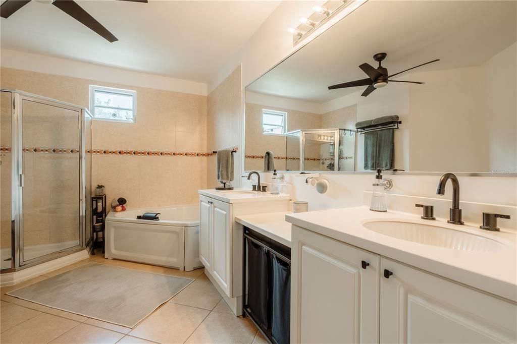 合同活跃: $445,000 (3 贝兹, 2 浴室, 2194 平方英尺)