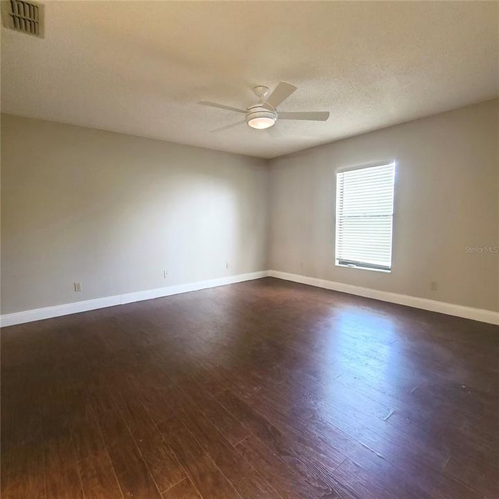 出租: $1,800 (2 贝兹, 2 浴室, 1304 平方英尺)