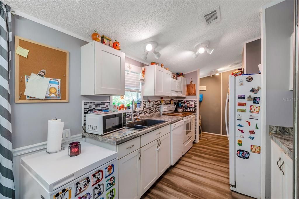 合同活跃: $180,000 (3 贝兹, 2 浴室, 1296 平方英尺)