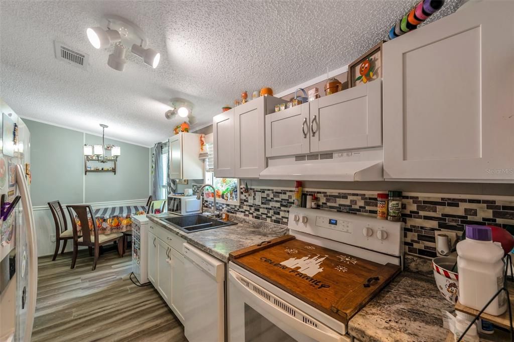 合同活跃: $180,000 (3 贝兹, 2 浴室, 1296 平方英尺)