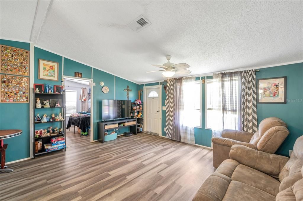 合同活跃: $180,000 (3 贝兹, 2 浴室, 1296 平方英尺)