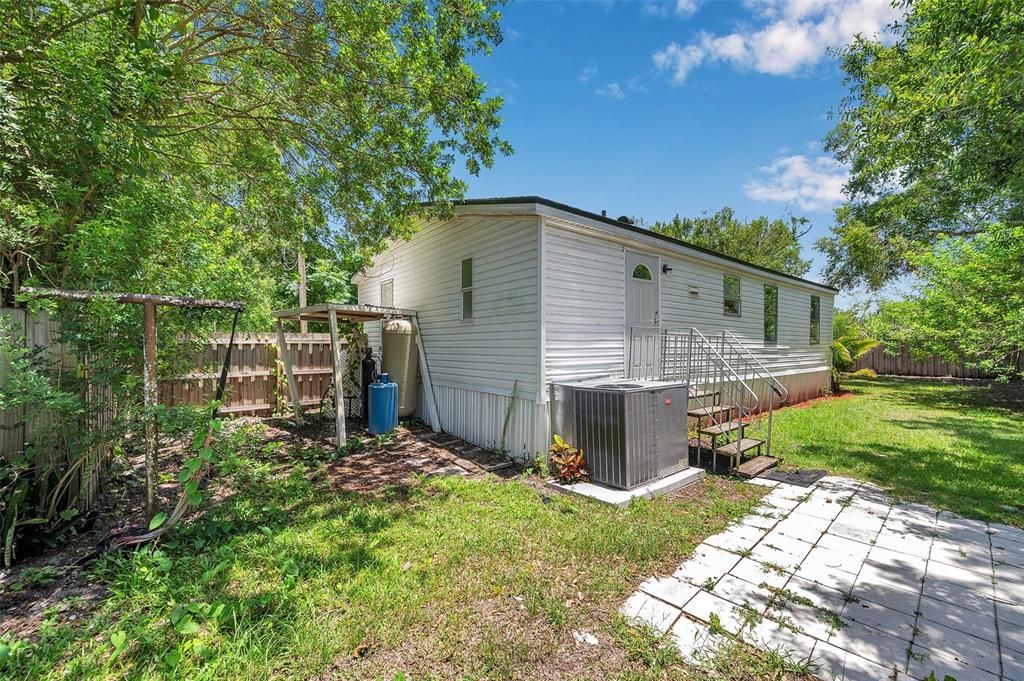 合同活跃: $180,000 (3 贝兹, 2 浴室, 1296 平方英尺)