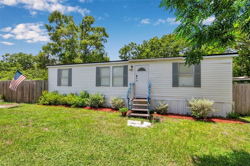 合同活跃: $180,000 (3 贝兹, 2 浴室, 1296 平方英尺)