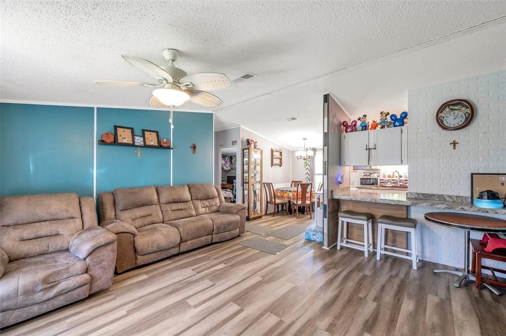 合同活跃: $180,000 (3 贝兹, 2 浴室, 1296 平方英尺)