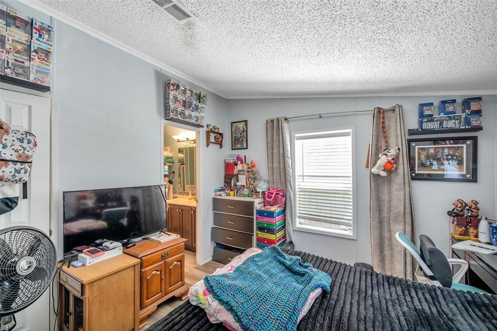 合同活跃: $180,000 (3 贝兹, 2 浴室, 1296 平方英尺)