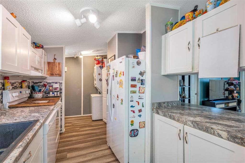 合同活跃: $180,000 (3 贝兹, 2 浴室, 1296 平方英尺)