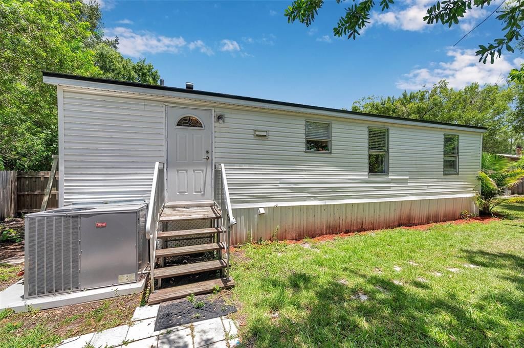 合同活跃: $180,000 (3 贝兹, 2 浴室, 1296 平方英尺)