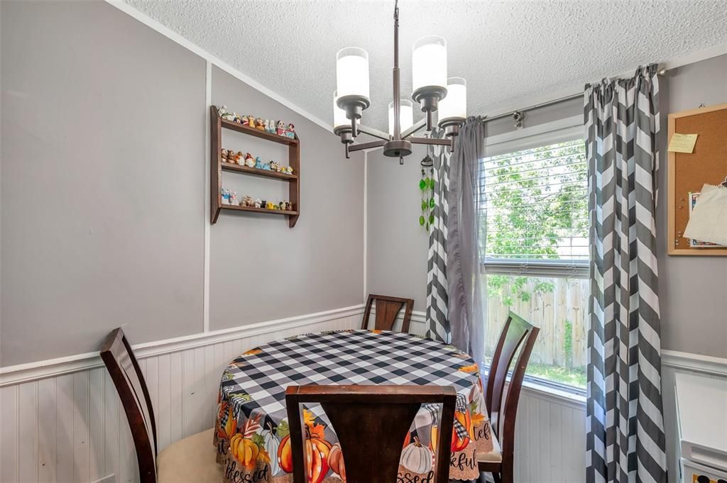 合同活跃: $180,000 (3 贝兹, 2 浴室, 1296 平方英尺)