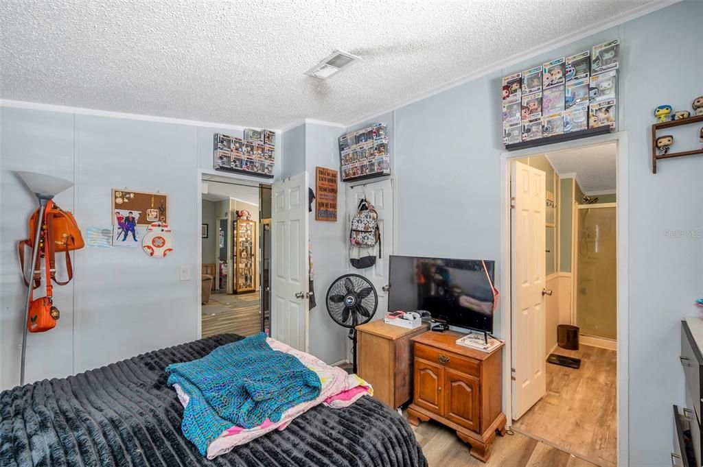 合同活跃: $180,000 (3 贝兹, 2 浴室, 1296 平方英尺)