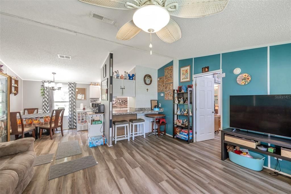 合同活跃: $180,000 (3 贝兹, 2 浴室, 1296 平方英尺)