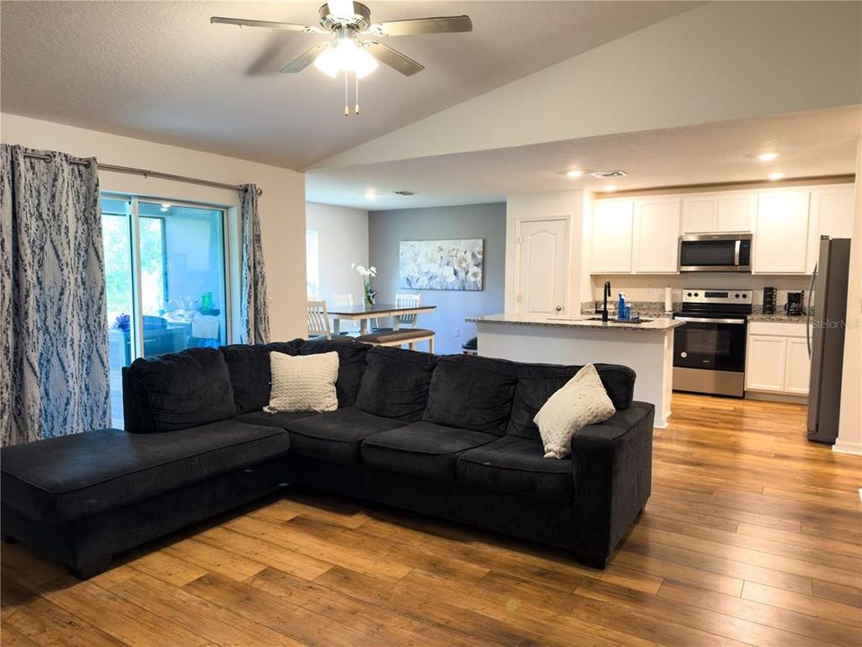 Activo con contrato: $325,000 (3 camas, 2 baños, 1694 Pies cuadrados)