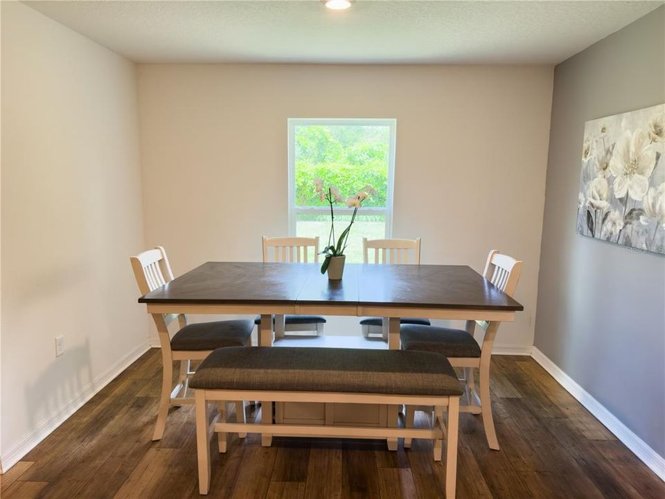 Activo con contrato: $325,000 (3 camas, 2 baños, 1694 Pies cuadrados)