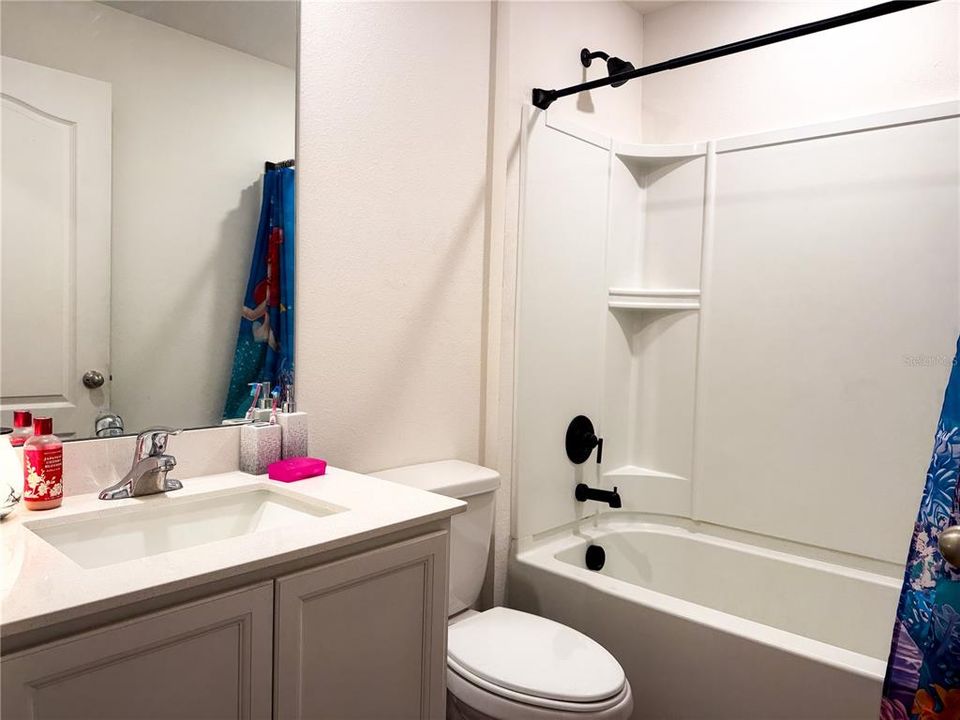 Activo con contrato: $325,000 (3 camas, 2 baños, 1694 Pies cuadrados)