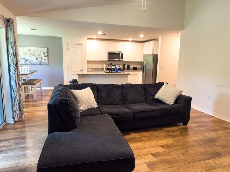 Activo con contrato: $325,000 (3 camas, 2 baños, 1694 Pies cuadrados)