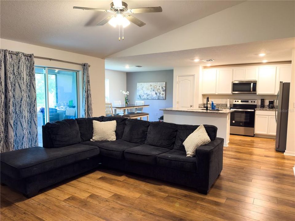 Activo con contrato: $325,000 (3 camas, 2 baños, 1694 Pies cuadrados)