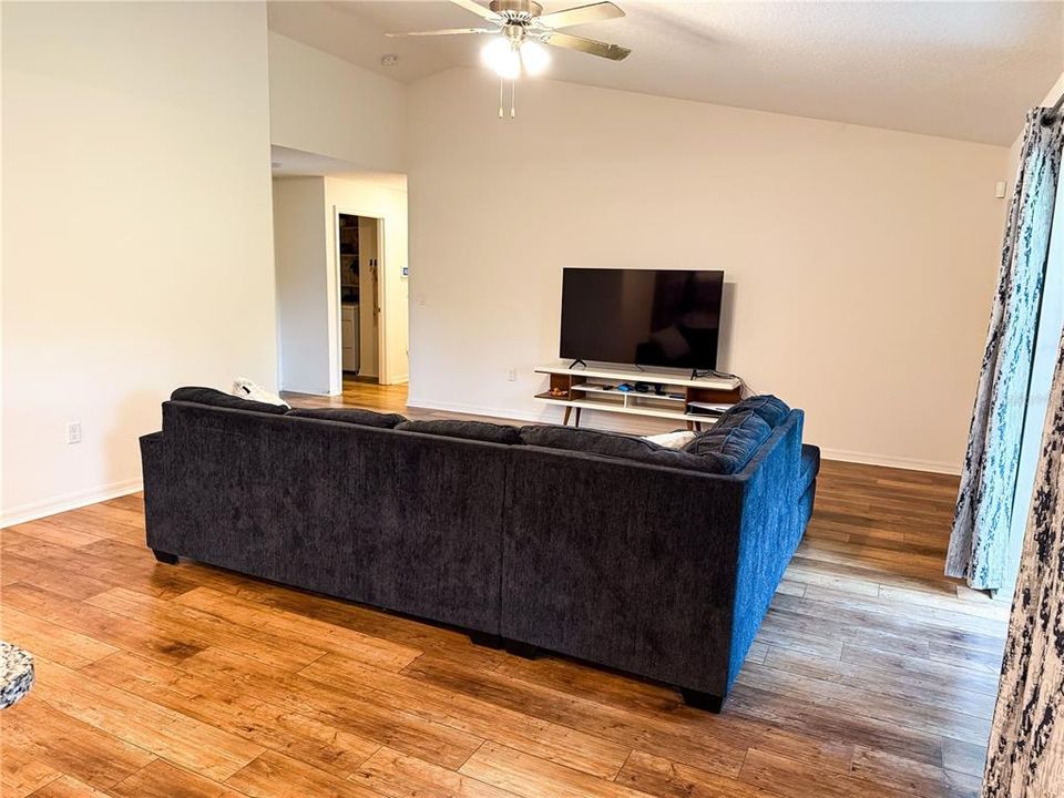 Activo con contrato: $325,000 (3 camas, 2 baños, 1694 Pies cuadrados)