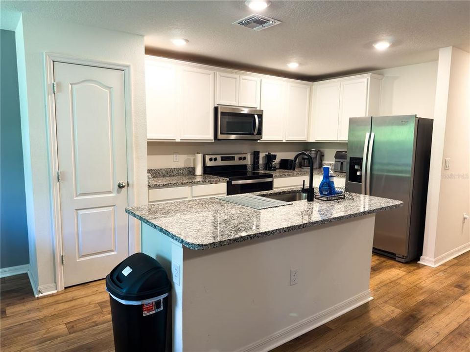 Activo con contrato: $325,000 (3 camas, 2 baños, 1694 Pies cuadrados)