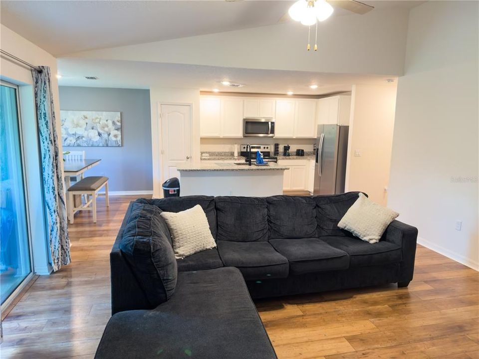 Activo con contrato: $325,000 (3 camas, 2 baños, 1694 Pies cuadrados)