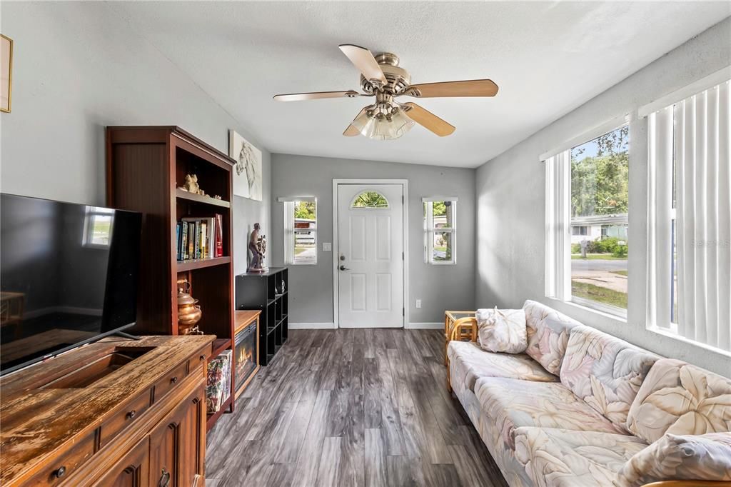 For Sale: $140,000 (3 beds, 2 baths, 1122 Square Feet)