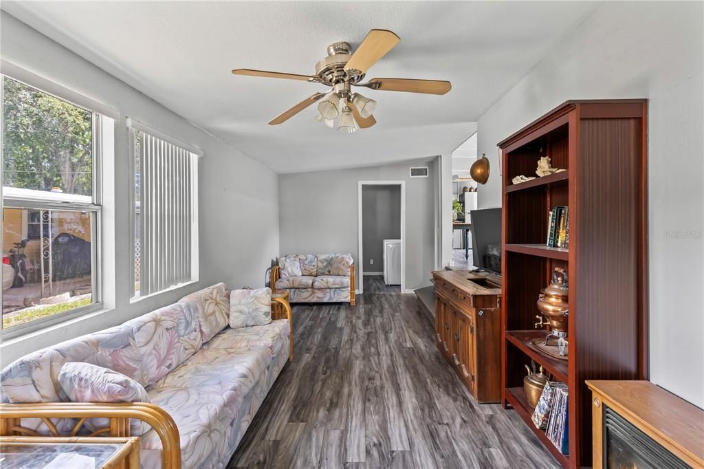 For Sale: $140,000 (3 beds, 2 baths, 1122 Square Feet)